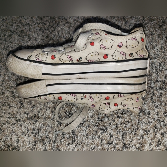 Hello Kitty × Converse Sneakers with Apple Accents - Picture 9 of 11